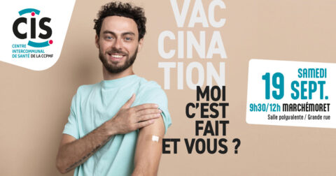 Affiche de campagne de vaccination du Centre Intercommunal de Santé de la Communauté de Communes des Plaines et Monts de France. Une femme souriante, vêtue d'un t-shirt orange et d'un jean clair, est assise et montre son bras où un pansement est collé, illustrant le slogan : "Vaccination, moi c'est fait et vous ?". L'affiche annonce une journée de vaccination gratuite et ouverte à tous le samedi 19 septembre de 9 heures 30 à 12 heures à Marchémoret, salle polyvalente située Grande rue. Des informations complémentaires sur les vaccins disponibles et les modalités de participation sont accessibles via les coordonnées de la communauté de communes.