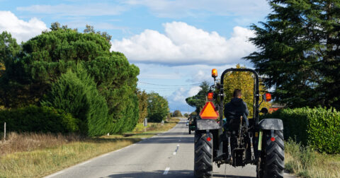 photo d'un tracteur sur la route